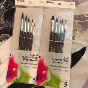 Round and flat paint brushes
